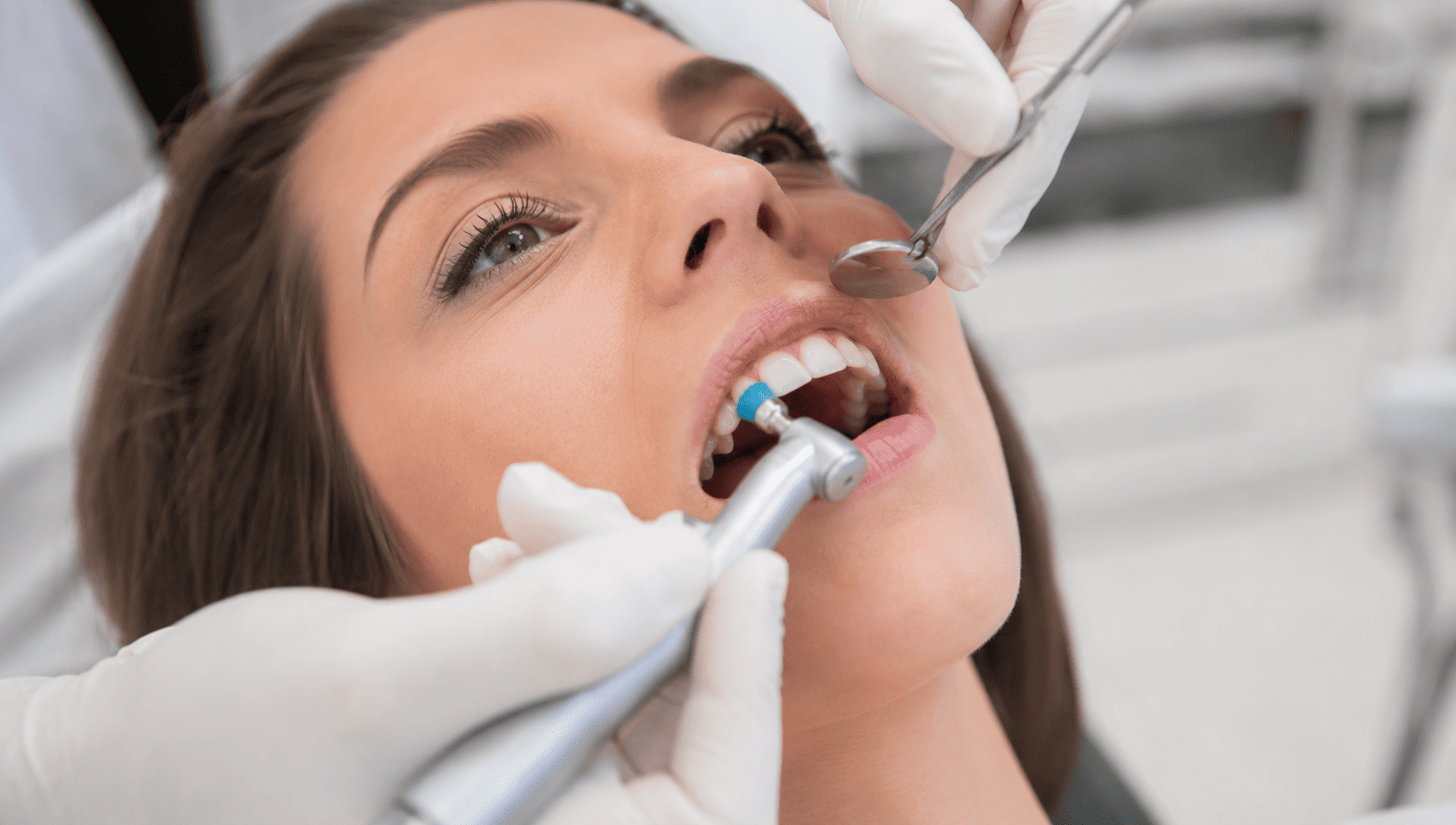 Jak leczyć nadwrażliwość zębów? Co naprawdę wpływa na skuteczność terapii